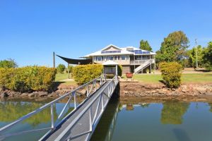 Campbell 7 - Large Queenslander on Maroochy River - Southport Accommodation
